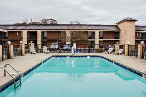 a swimming pool in front of a building at Quality Inn Kinston Hwy 70 in Kinston