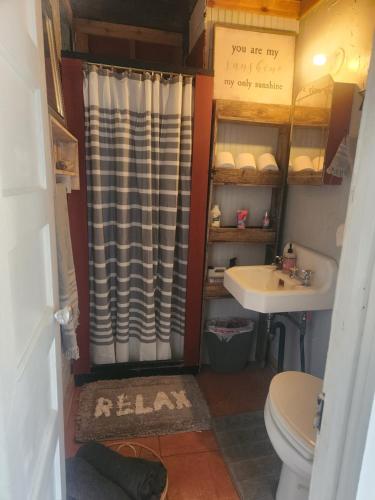 Ένα μπάνιο στο Cabin in the Woods under the Stars with HOT TUB