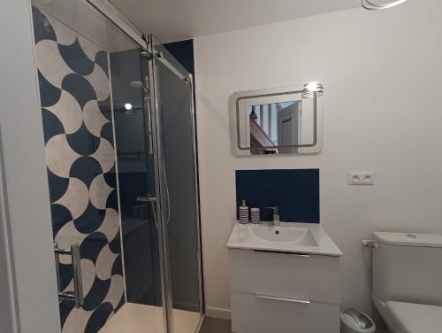 une salle de bain avec un lavabo et une douche dans l'établissement L'olivier Maison de ville proche Cabourg, à Dozulé
