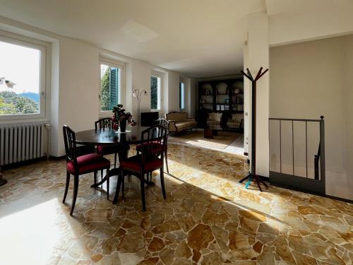 uma sala de jantar com mesa e cadeiras em Country house close to Orta Lake em Bolzano Novarese