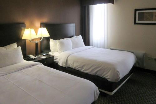a hotel room with two beds and a window at Comfort Inn & Suites Pittsburgh Fox Chapel in Montrose Hill