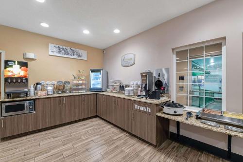 Sleep Inn & Suites Green Bay South في De Pere: مطعم وجبات سريعة مع كونتر ومطبخ