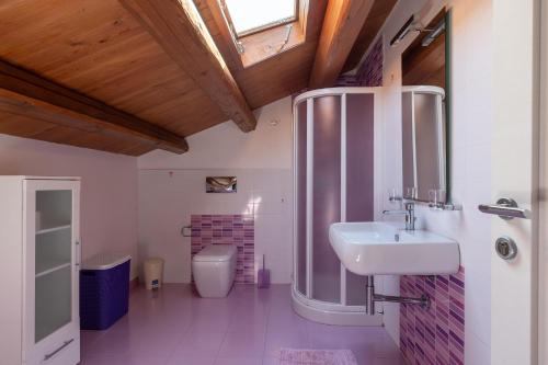 een badkamer met een douche en een wastafel bij Villa Montalbano in Scicli