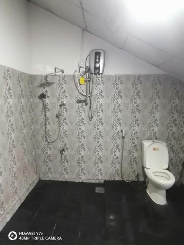 La salle de bains est pourvue d'une douche et de toilettes. dans l'établissement Walawwa resort, à Kurunegala