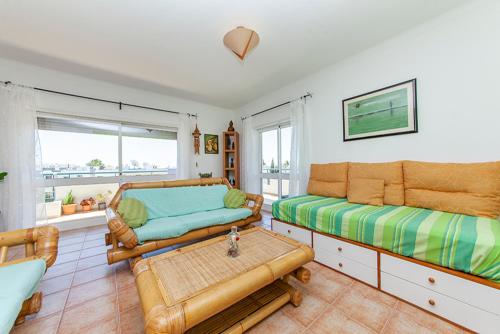 uma sala de estar com duas camas e um sofá em P - Meia-Praia Seaview Guesthouse em Lagos