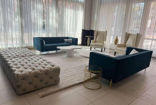 un soggiorno con un grande divano e sedie di TRYP by Wyndham Savannah a Savannah