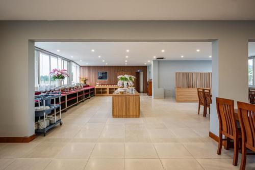 Un restaurante u otro lugar para comer en Tahiti Central Seaview - 50m to Night Market Phu Quoc