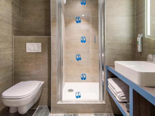 サランシュにあるIbis Styles Sallanches Pays du Mont-Blancのバスルーム(シャワー、トイレ、シンク付)