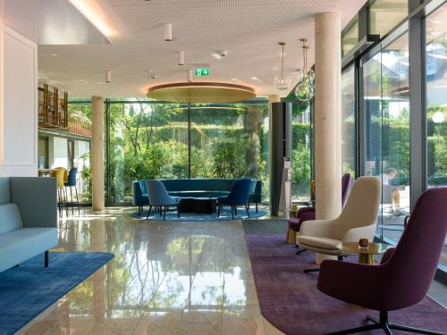 una sala de reuniones con mesa y sillas en el vestíbulo en Hotel Schnitterhof, en Bad Sassendorf