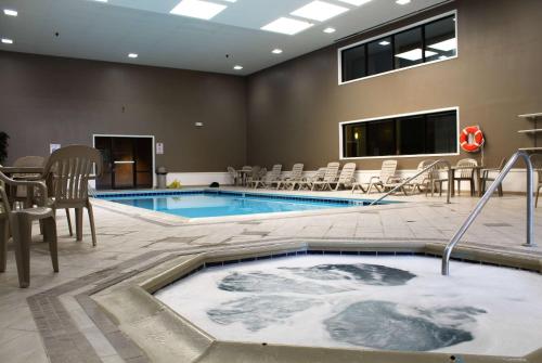 - une piscine avec un bain à remous dans une chambre d'hôtel dans l'établissement Ramada by Wyndham North Platte, à North Platte