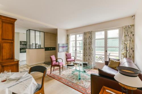 un salon avec un canapé et une table dans l'établissement EXIGEHOME-Maison avec terrasse privée, à Versailles