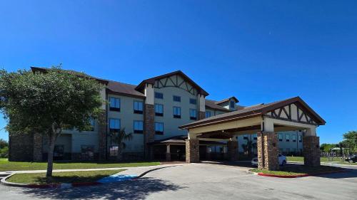 a hotel with a gazebo in front of a building at Comfort Inn & Suites in Beeville