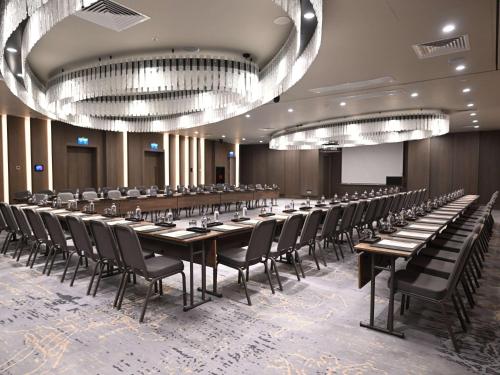 a conference room with a long table and chairs at Swissotel Uludag Bursa in Bursa