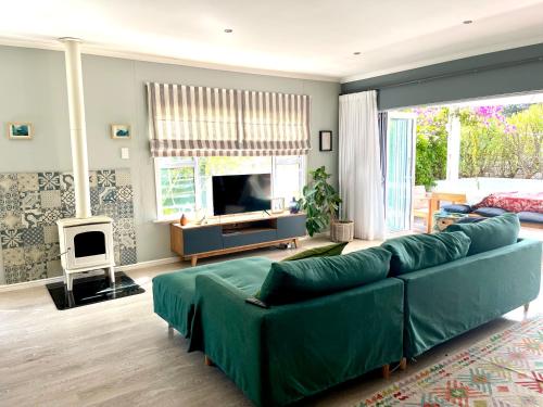 Televisyen dan/atau pusat hiburan di Paradise Beach House with Pool and Parking