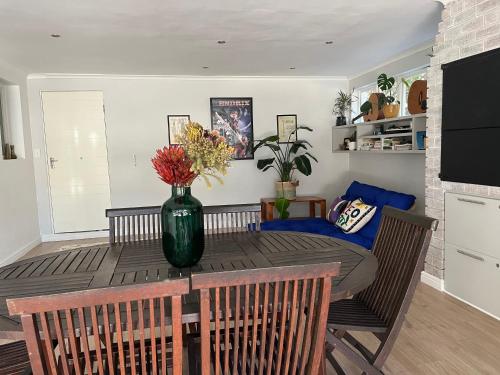 Televisyen dan/atau pusat hiburan di Paradise Beach House with Pool and Parking