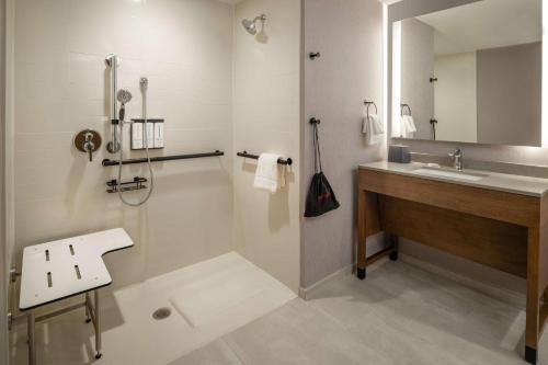 納許維爾的住宿－Hyatt Place Nashville/Green Hills，一间带水槽和淋浴的浴室