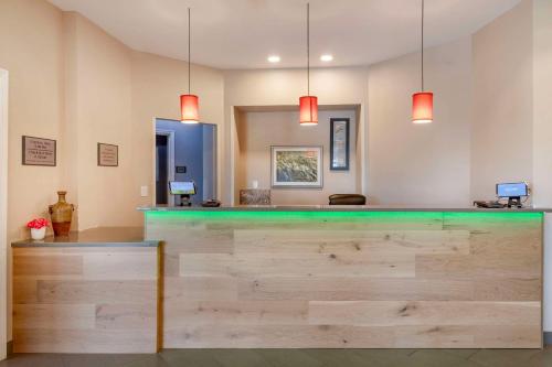 a bar with a green counter in a room at Country Inn & Suites By Radisson, Savannah Airport, GA in Savannah