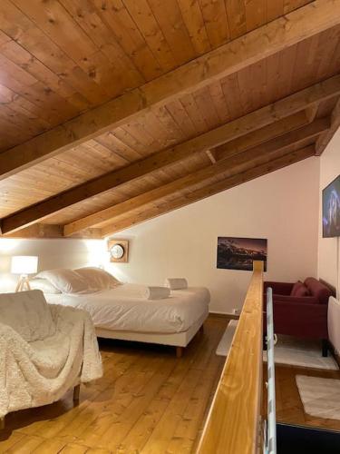 1 dormitorio con cama y sofá en Le Grand Balcon, en Les Houches