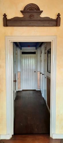 una porta aperta su un corridoio in un edificio di Apartment Noorderloft a Hornhuizen
