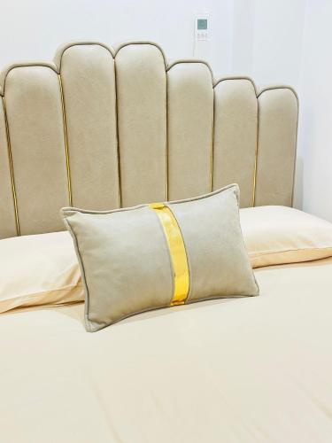 uma cama com uma cabeceira dourada e uma almofada em Studio 64 em Londres