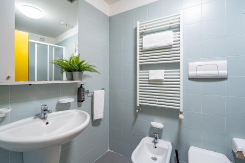 A bathroom at Camplus Lambrate Casa per Ferie