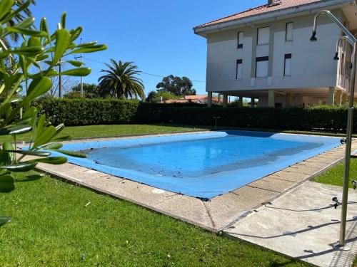 ein Pool vor einem Haus in der Unterkunft La Perla de la Riberuca - Suances in Suances