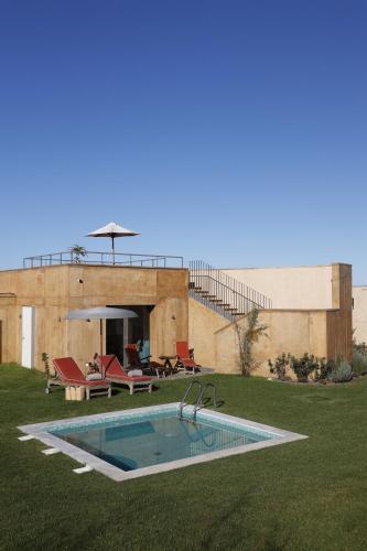 una piscina en el patio de una casa en Praia do Canal Nature Retreat, en Aljezur
