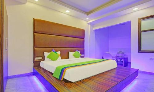 1 dormitorio con 1 cama grande y cabecero de madera en HOTEL MAX, en Nueva Delhi