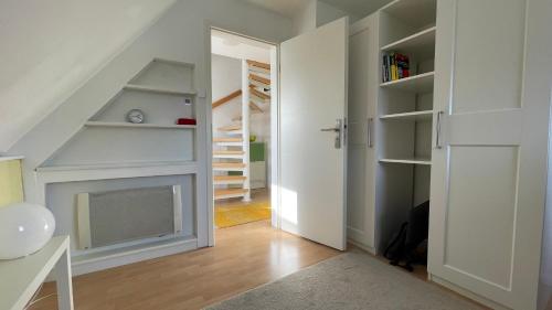 een woonkamer met een open haard en een trap bij Apartment über 2 Etagen nahe Messe und Stadion in Dortmund