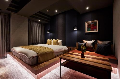 東京的住宿－M4 design hotel，一间卧室配有一张大床和一张桌子