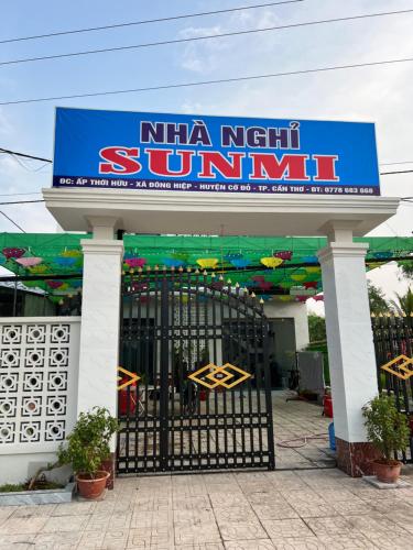 - une salle de sport avec un panneau au-dessus d'un portail dans l'établissement Nhà nghỉ Sunmi, à Cần Thơ