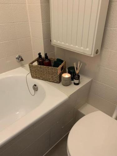 een badkamer met een toilet en een wastafel met een mand erop bij Stilvolle Wohnung mit Balkon & Parkplätzen in Bremen