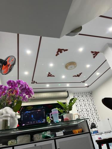 une cuisine avec des chauves-souris brunes au plafond dans l'établissement Nhà nghỉ Sunmi, à Cần Thơ