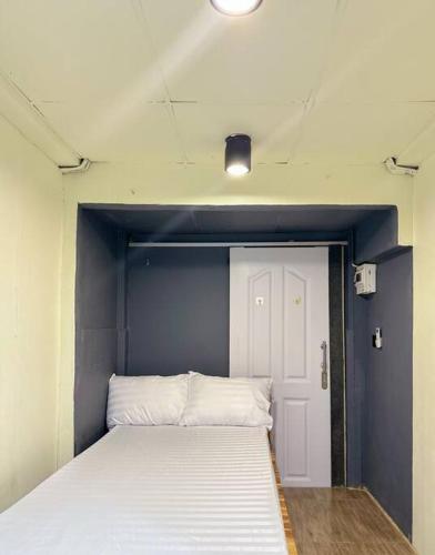 Bang OにあるChubby 5 Room 3の青い壁のドミトリールームのベッド1台分です。