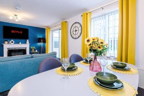 una sala de estar con una mesa blanca con un jarrón de flores en 3 Bed+2 Bath Perfect Contractors & Groups, en Ocker Hill