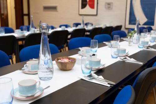 una mesa con una botella de agua y un tazón de comida en Stephen Hawking Building Gonville and Caius College en Cambridge