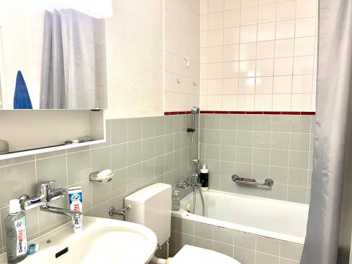 La salle de bains est pourvue de toilettes, d'un lavabo et d'une baignoire. dans l'établissement Flat at border suisse, à Saint-Louis