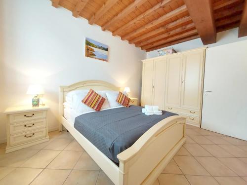 Vista sul Lago di Endine في Ranzanico: غرفة نوم بسرير وسقف خشبي