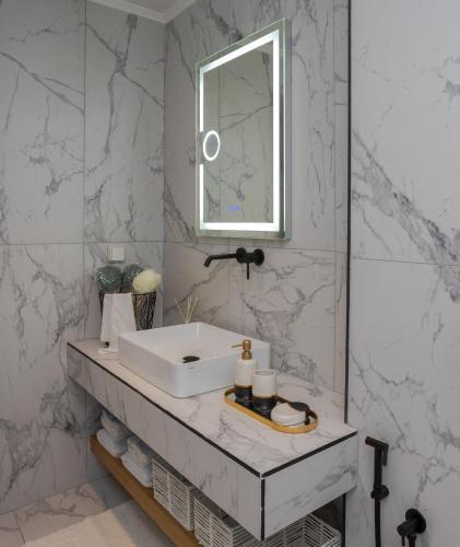 Koupelna v ubytování Marquise Residences by Estia