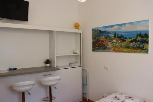 een badkamer met twee wastafels en een schilderij aan de muur bij Monika Holiday 302 Joy in the lake in Garda