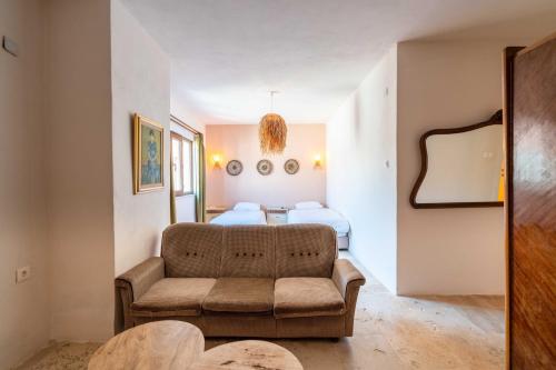 a living room with a couch and two beds at CasaLyma Ayvalık in Ayvalık