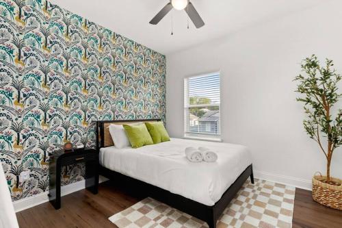 sypialnia z łóżkiem i tapetą w kwiaty w obiekcie Pool-MovieTheater KING BED & 5 minutes to Alamodome w mieście San Antonio