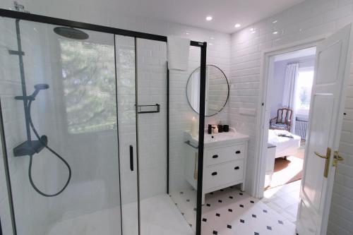 La salle de bains est pourvue d'une douche, d'un lavabo et d'un miroir. dans l'établissement La Torre del Dr. Pont. Nature and entertainment., à Sant Boi de Lluçanès