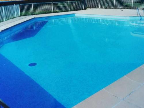 une grande piscine avec de l'eau bleue dans l'établissement Joli appartement avec piscine, à Antibes