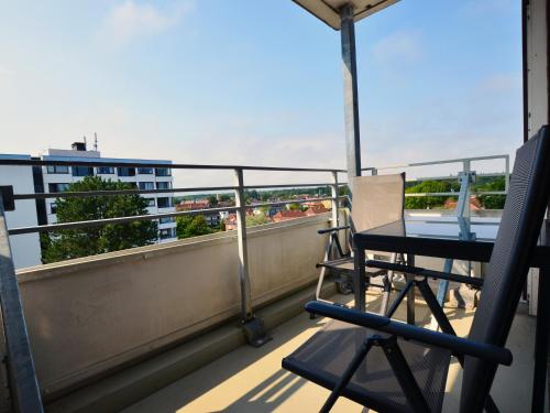 a balcony with a table and chairs on a roof at Ferienwohnung Ostseeverliebt 1-6-1 in Kellenhusen