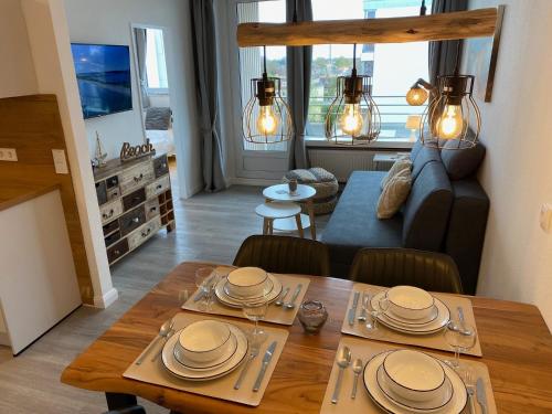 a living room with a table and a couch at Ferienwohnung Ostseeverliebt 1-6-1 in Kellenhusen