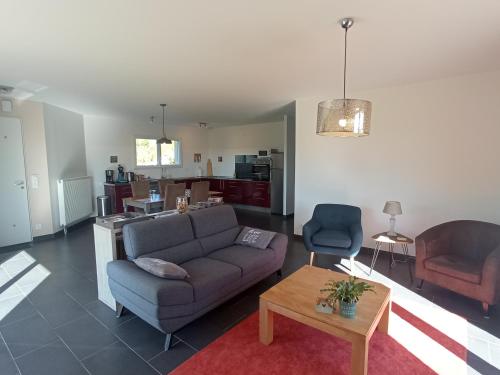 Χώρος καθιστικού στο La Mirabelle 85m2 comfort et très jolie vue