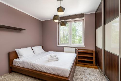 Кровать или кровати в номере Borkowska Comfy Apartment