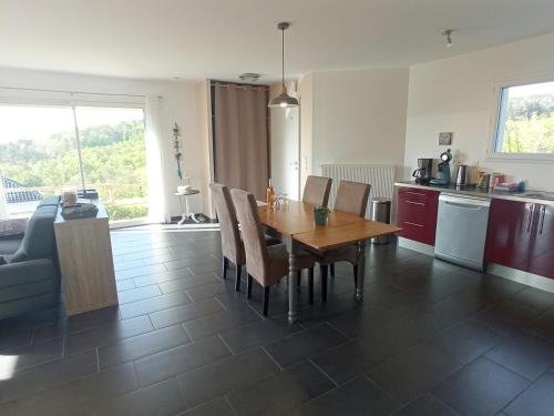 Η κουζίνα ή μικρή κουζίνα στο La Mirabelle 85m2 comfort et très jolie vue