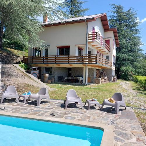 Kolam renang di atau dekat dengan Chalet 14 pers avec vue panoramique et piscine chauffée